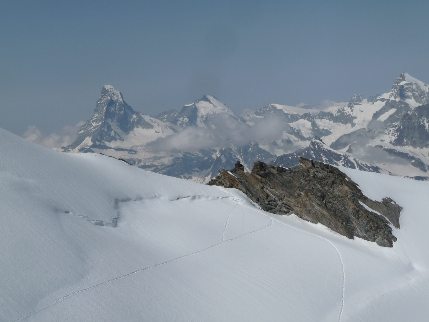 les traces du festijoch et le Cervin derrière