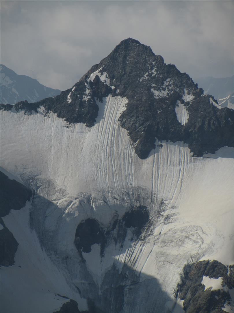 vue sur la pointe Guyard dans son écrin(s) de glaciers
