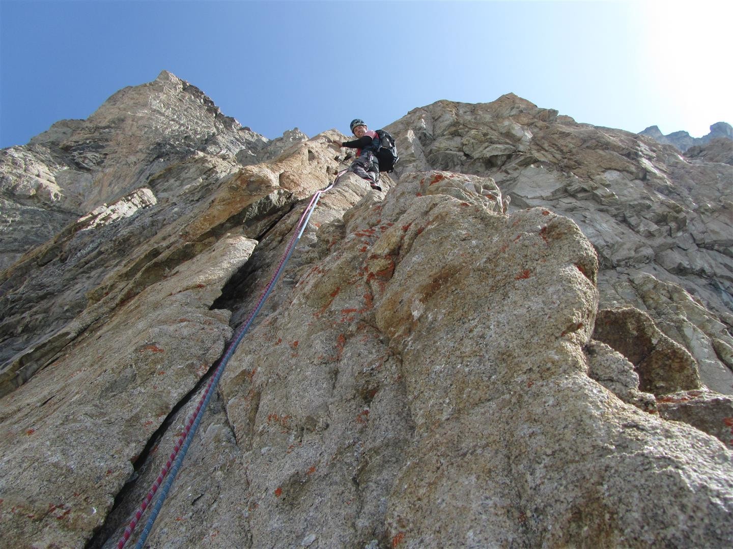 sur le pilier aux cannelures