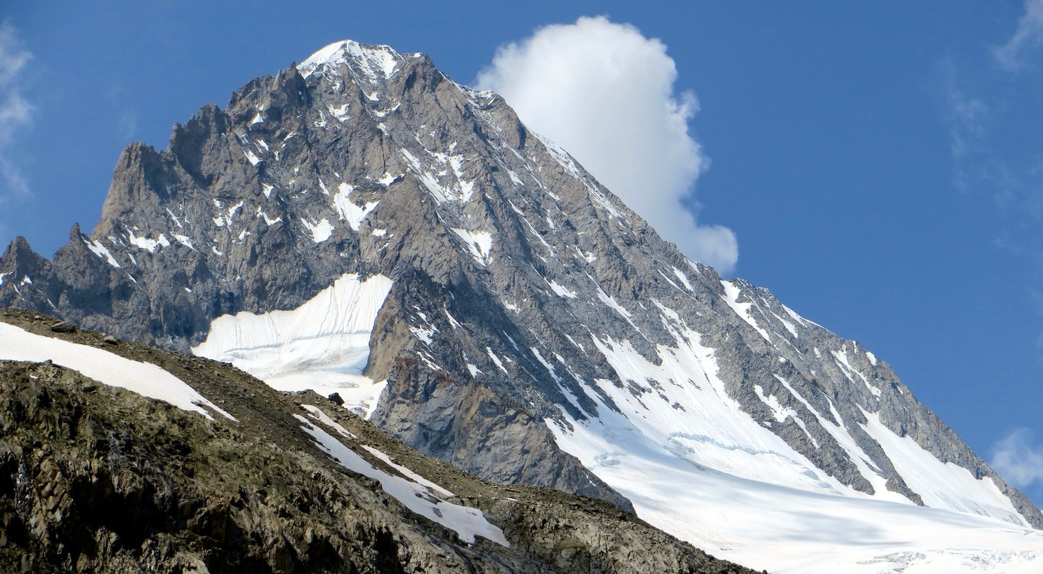 Bietschhorn : éperon E au milieu, arête N à droite
