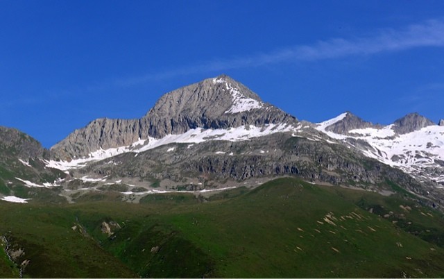 Arête sud à gauche, arête est à droite