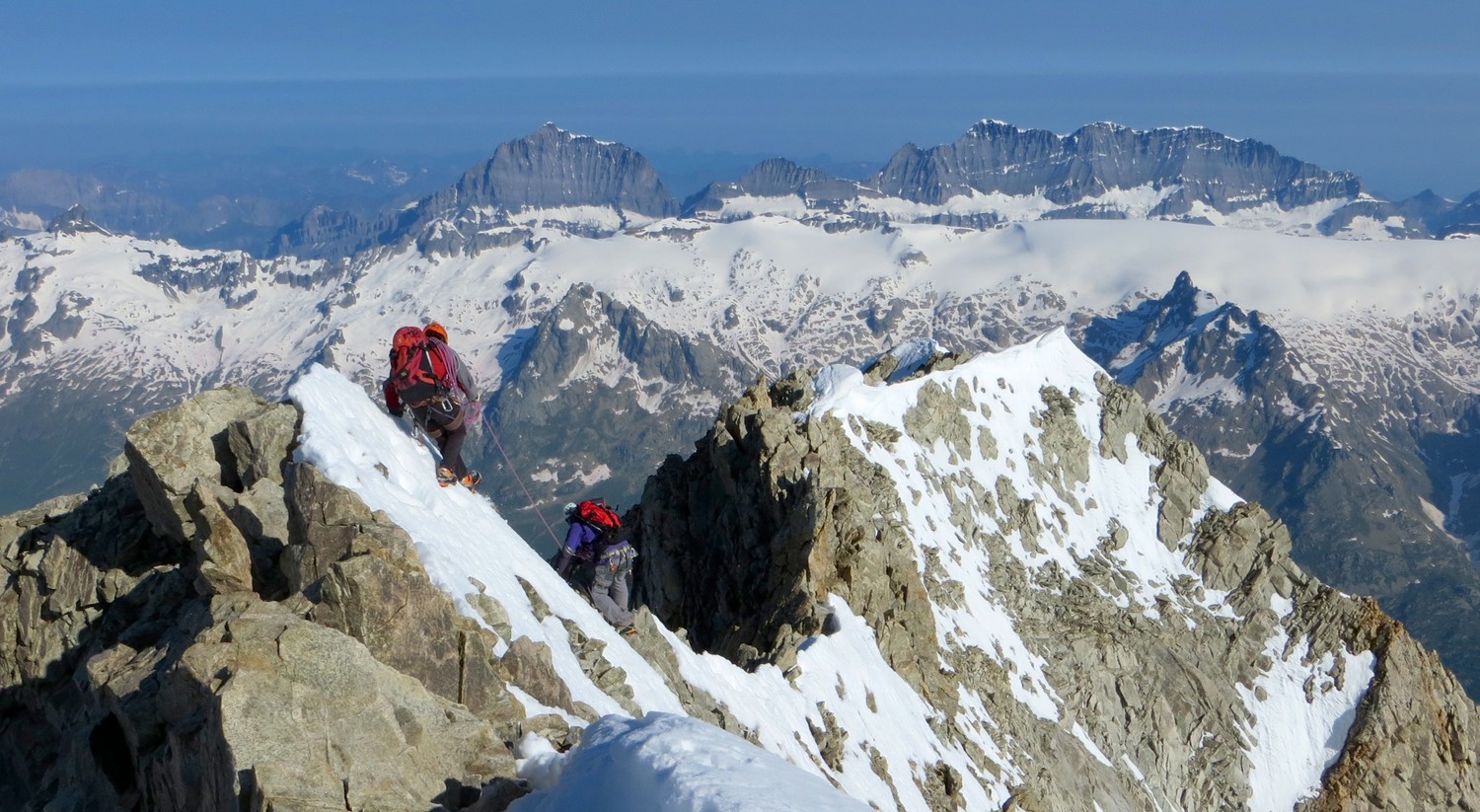 Début de la descente de l'arête N depuis le sommet