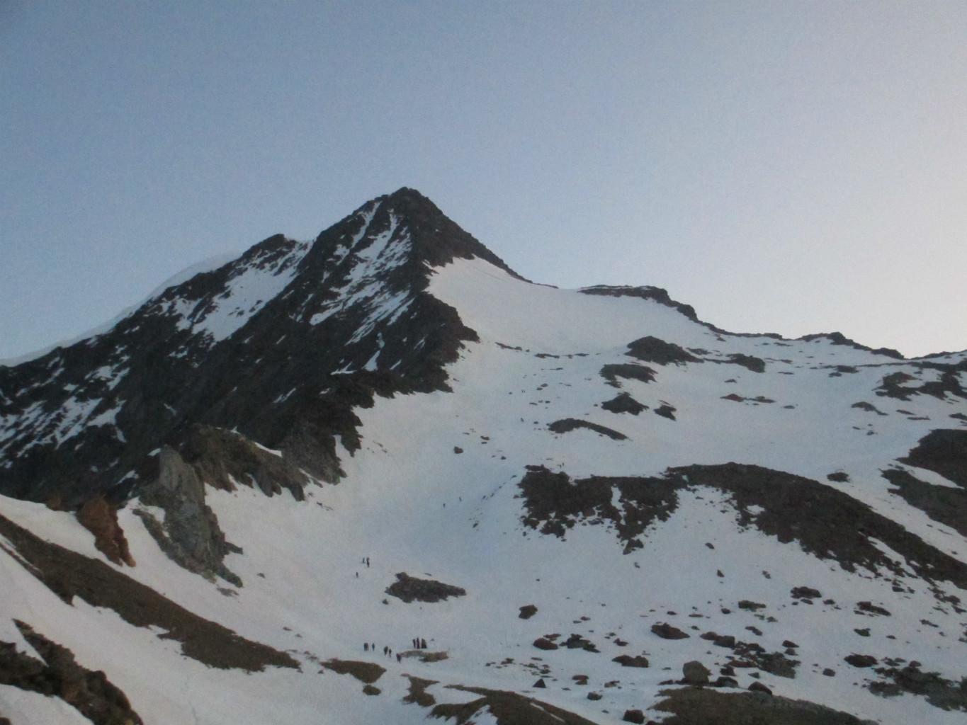 Via di salita, prima su neve, poi in cresta