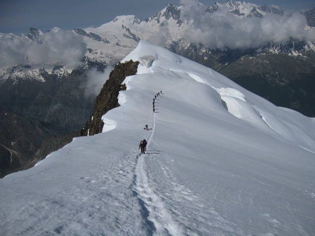 La cresta finale di salita alla Weissmies. Sullo sfondo sono viisbili l'Alphubel ed il gruppo del Michabel.