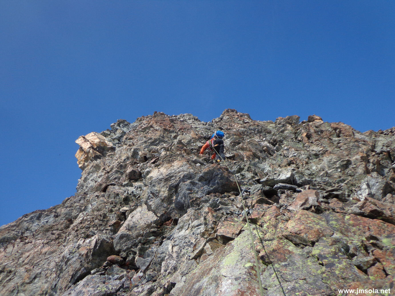 Rejoindre le sommet par des rochers faciles... et croulants! :-)