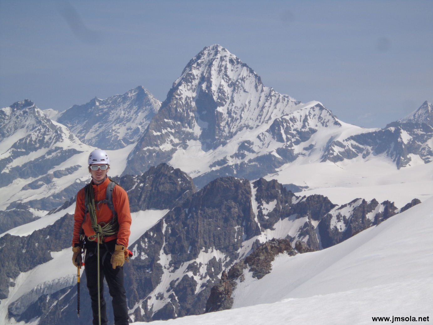 La dent blanche...