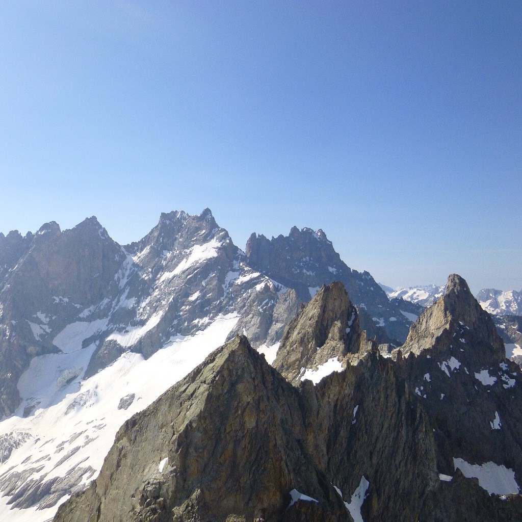 vue sur enchainement couloirs chamois et cavales