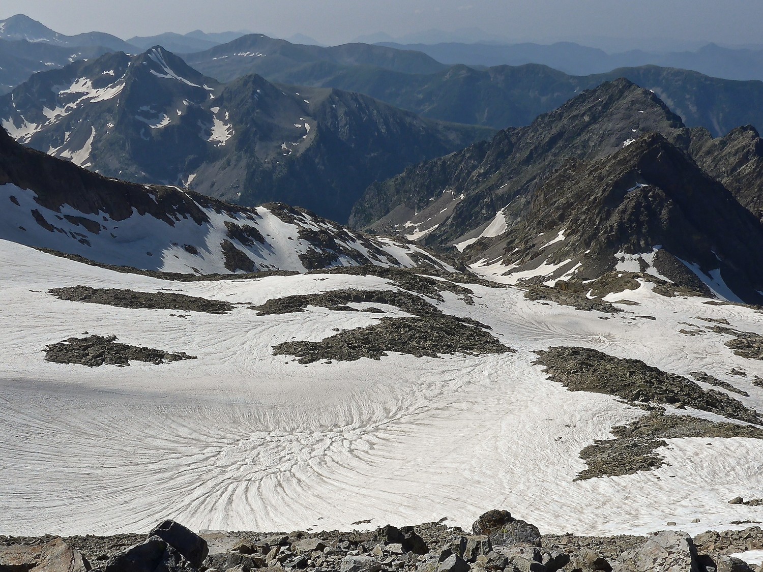 La descente du Vallon de Baissette passe encore par la droite.