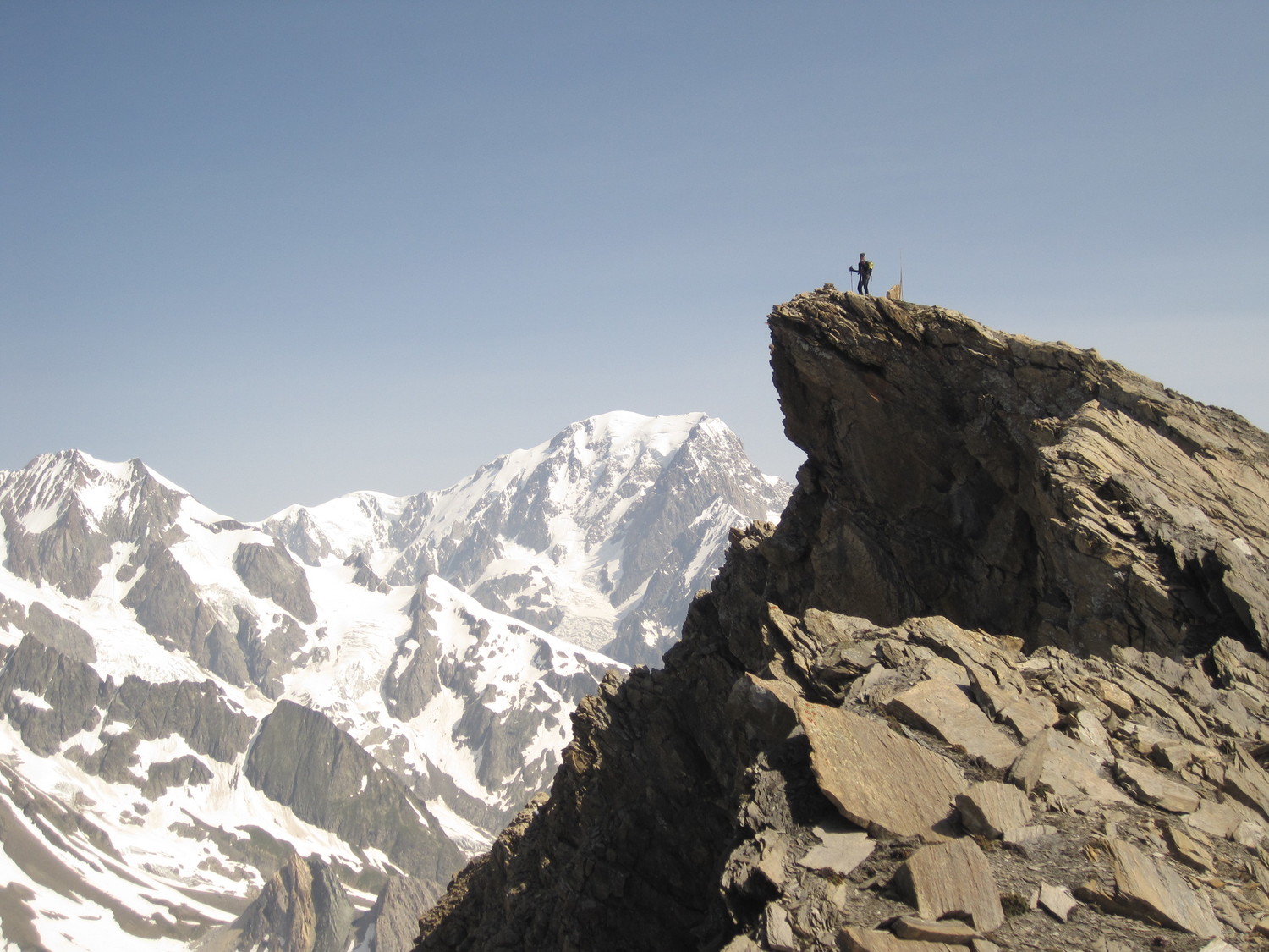 Sulla cima, dietro il versante ovest del Monte Bianco
