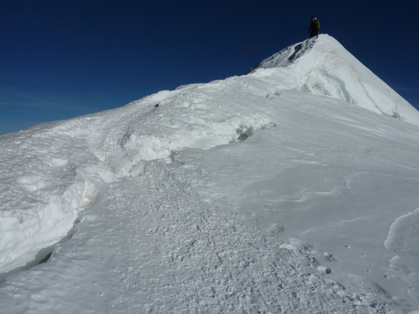 crevasse qui s'ouvre, sur l'arête
