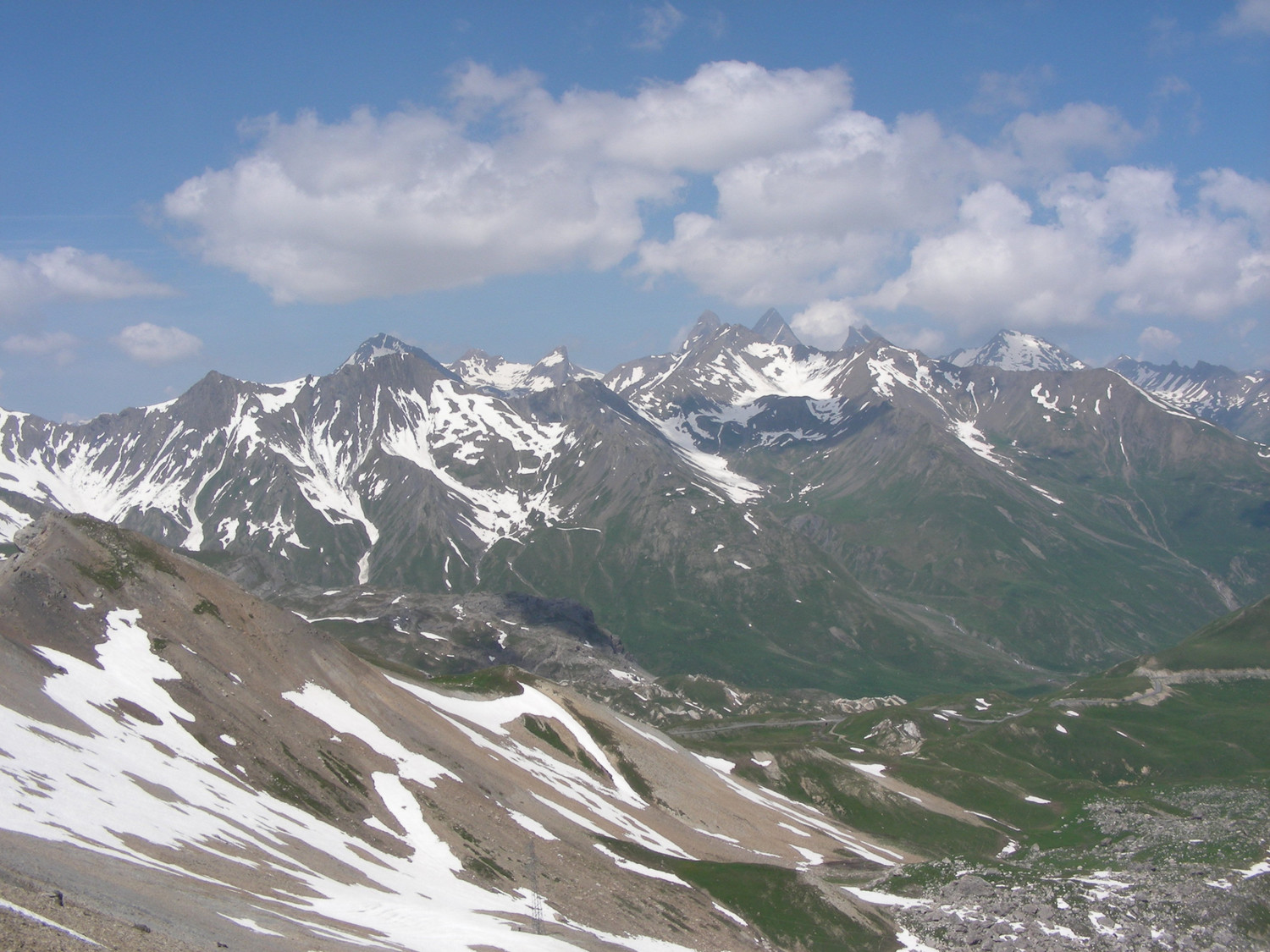 Enneigement dans les Aiguilles d'Arves, vu du Col du Galibier