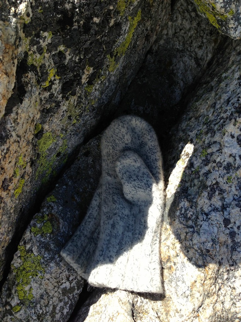 Gants de secours au niveau du sommet de l'Aiguille du Tour?