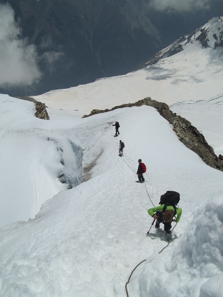 La dernière pente est encore bien en neige
