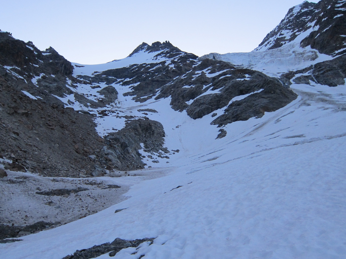 Prima parte della salita al Fletschorn. Ci si tiene sulla SX tra neve e roccia