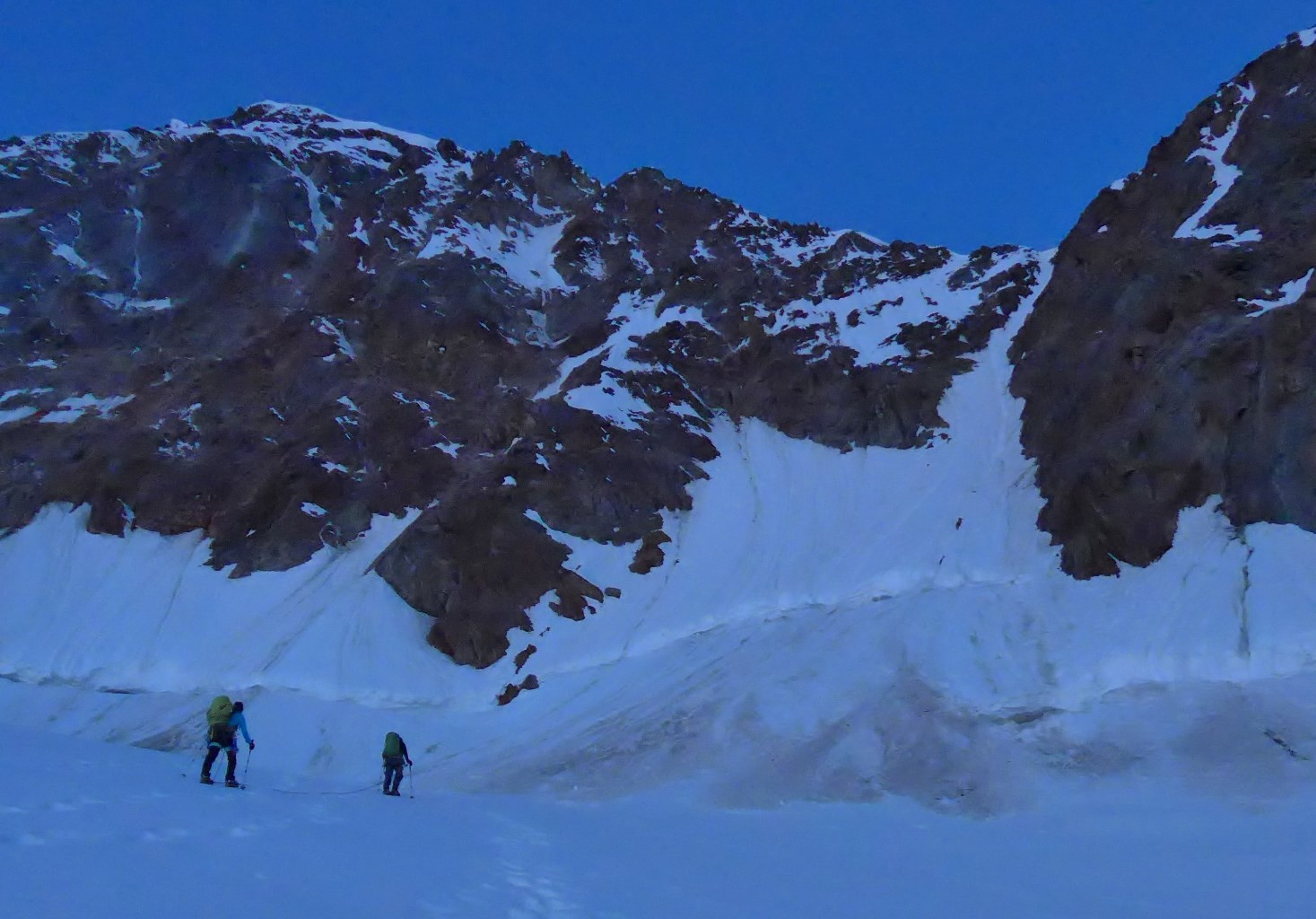 Nadelgrat/Etat des lieux du couloir d’accès au Dirrujoch. Tout en neige. Mais c’est parfait ça !