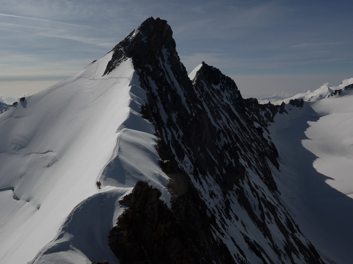 Nadelgrat/Dernier bel ourlet et la trace qui coupe sous le Nadelhorn. A défaut de Dirruhorn, nous continuerons sur l’arête jusqu’au Nadelhorn.