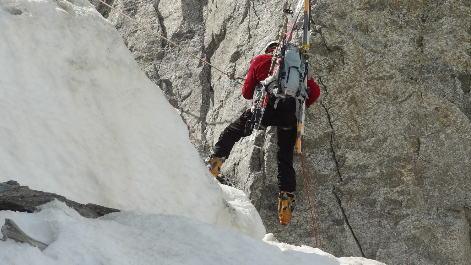 Descente de la rimaye du col du Chardonnet