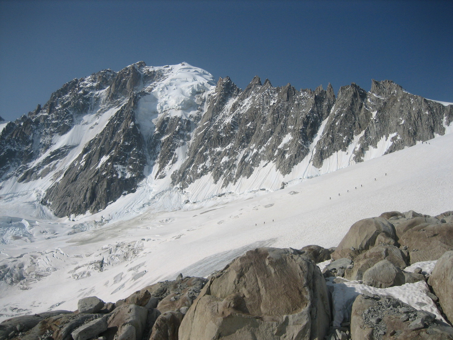 Descente du glacier des Rognons sur fond d'Aiguille Verte