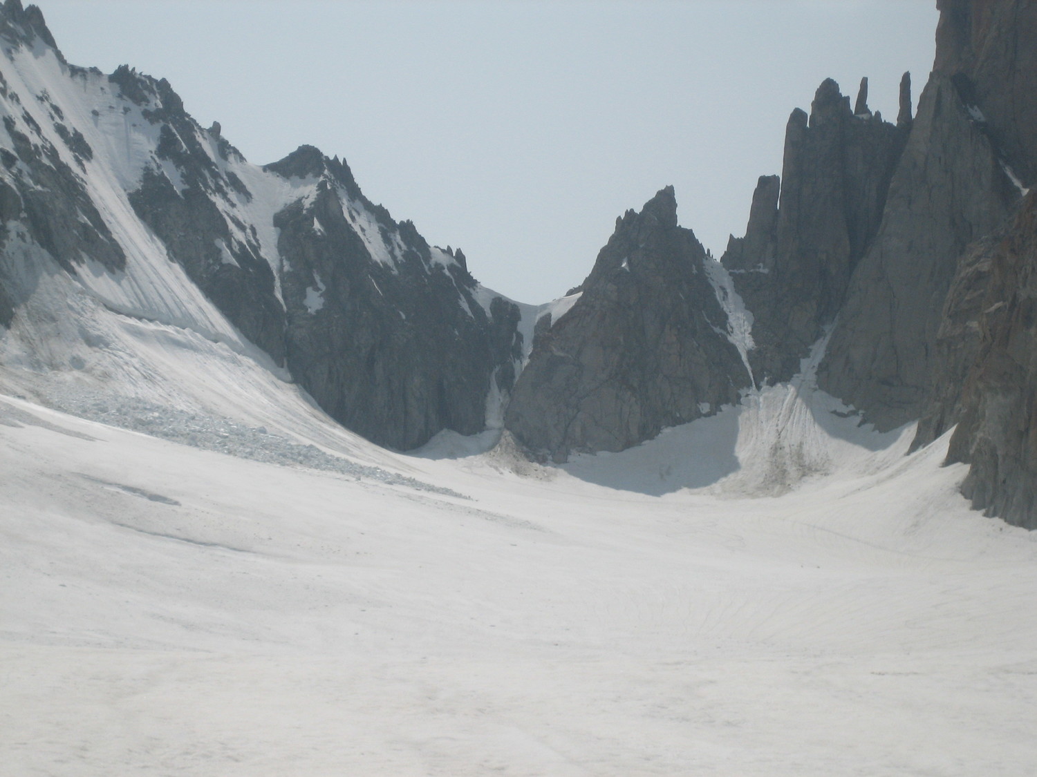 Col du Chardonnet NE : à gauche le passage classique, à droite une variante mieux enneigée (non testée)