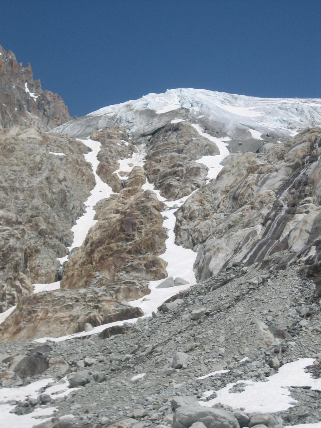 Langue de neige sous le glacier du Chardonnet