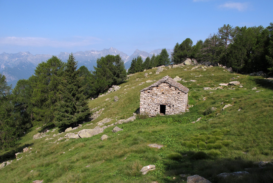 Corna di Garzonè; la baita di quota 1930 m circa.