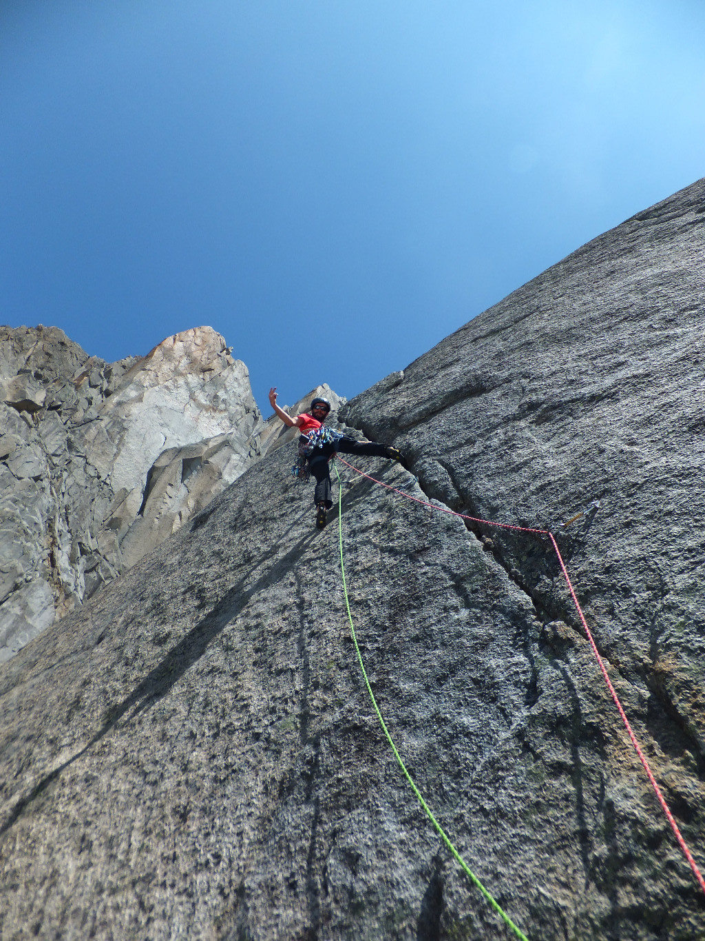 On coince le pied dans superbe fissure en 6b de L5