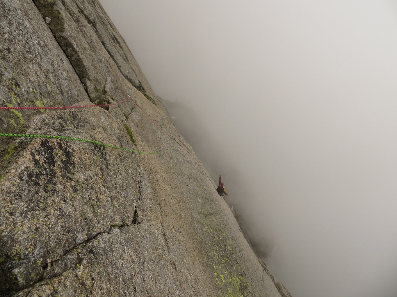 Le brouillard s'est levé, Stf easy sans les mains dans la dalle en 6c de L9