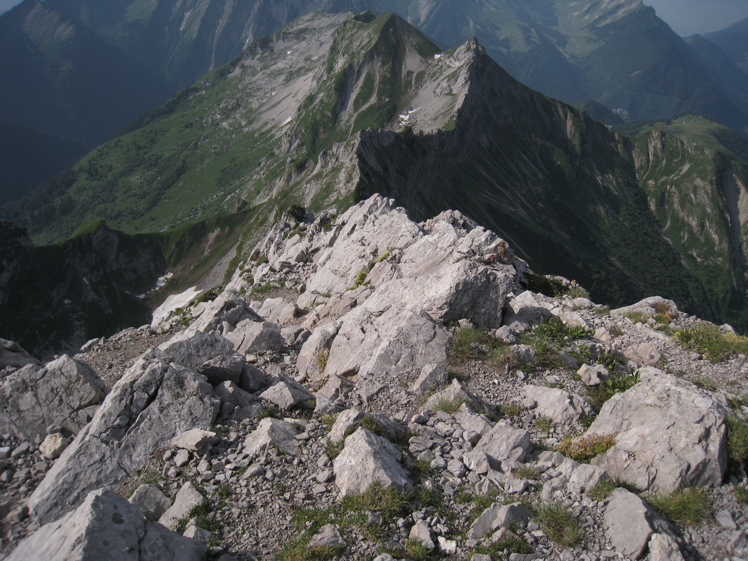 Arcalod- arête sommitale, vue vers Trè-Molard et la Coche