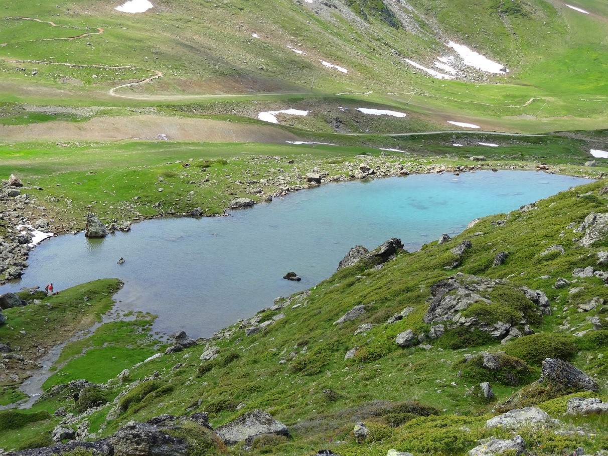 Lac aux couleurs bleutées