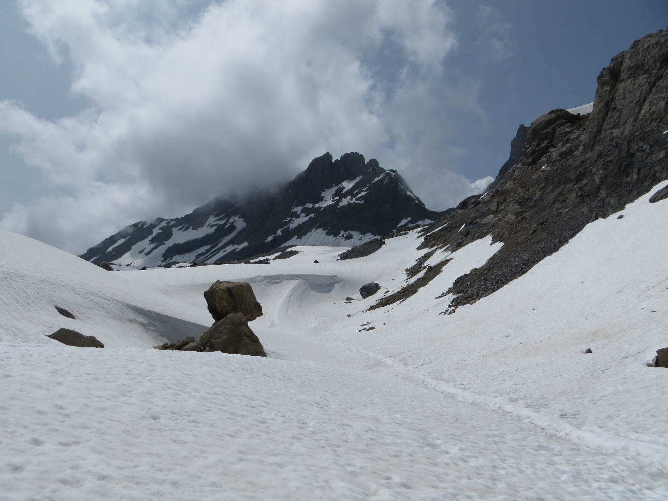 Haute Cime dans les nuages. Toujours bcp de neige et des rochers en equilibre...
