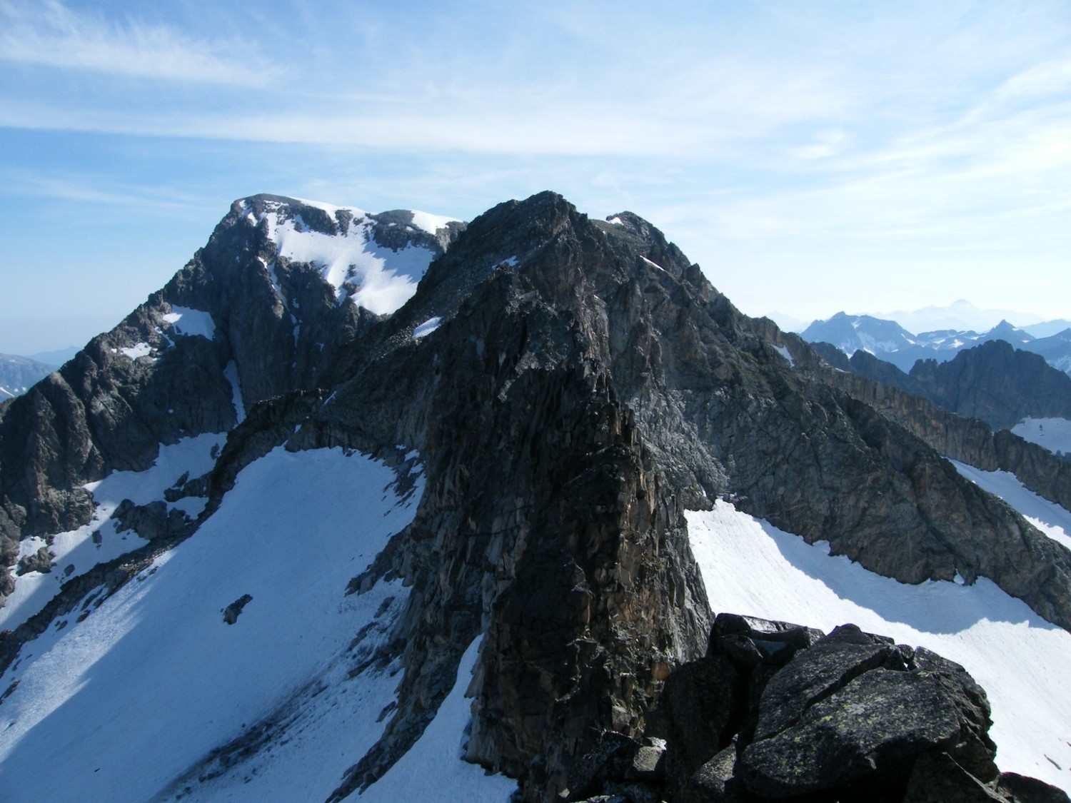 L'arête menant au Frondella, en fond le Balaïtous