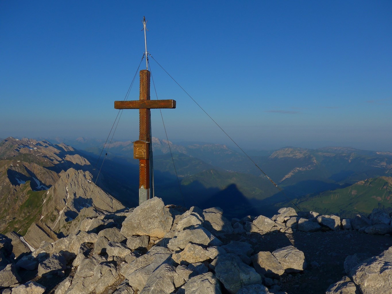 P.Percéé/Les morceaux de bois gênent la vue sur la sculpture metallique