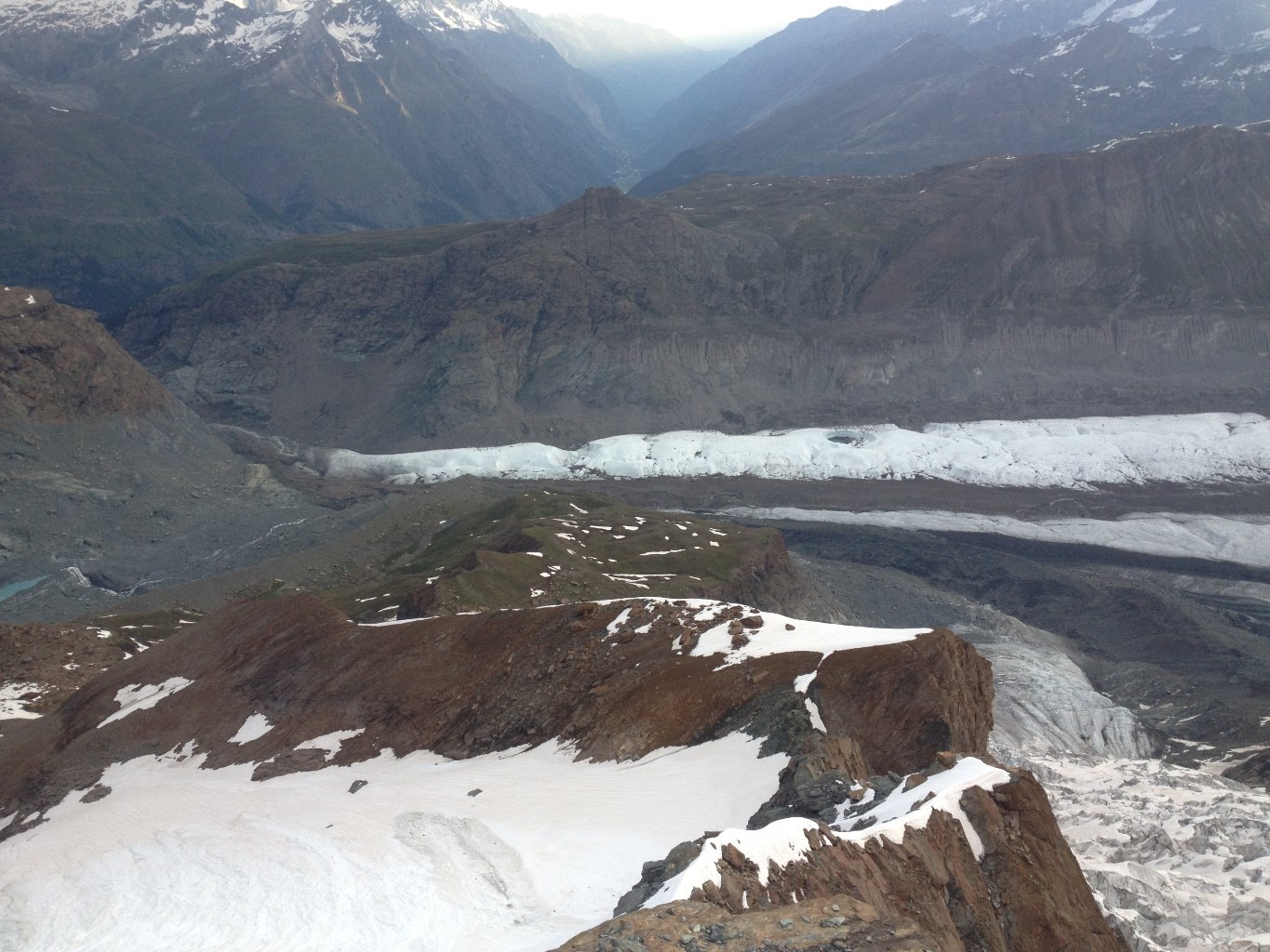 Vue plongeante sur le Gornergletscher