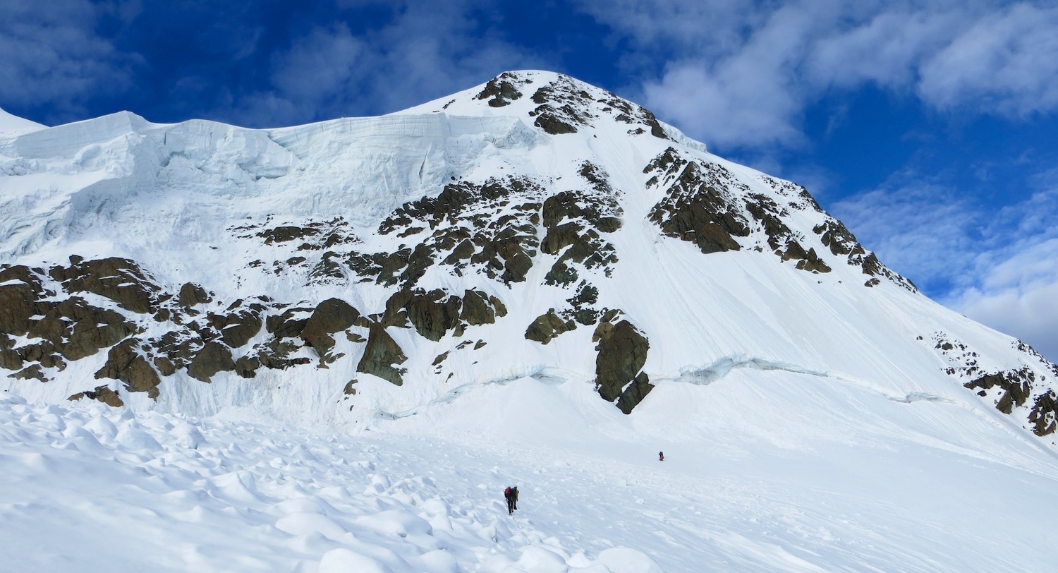 Petite traversée sous les séracs pour rejoindre la dernière partie raide