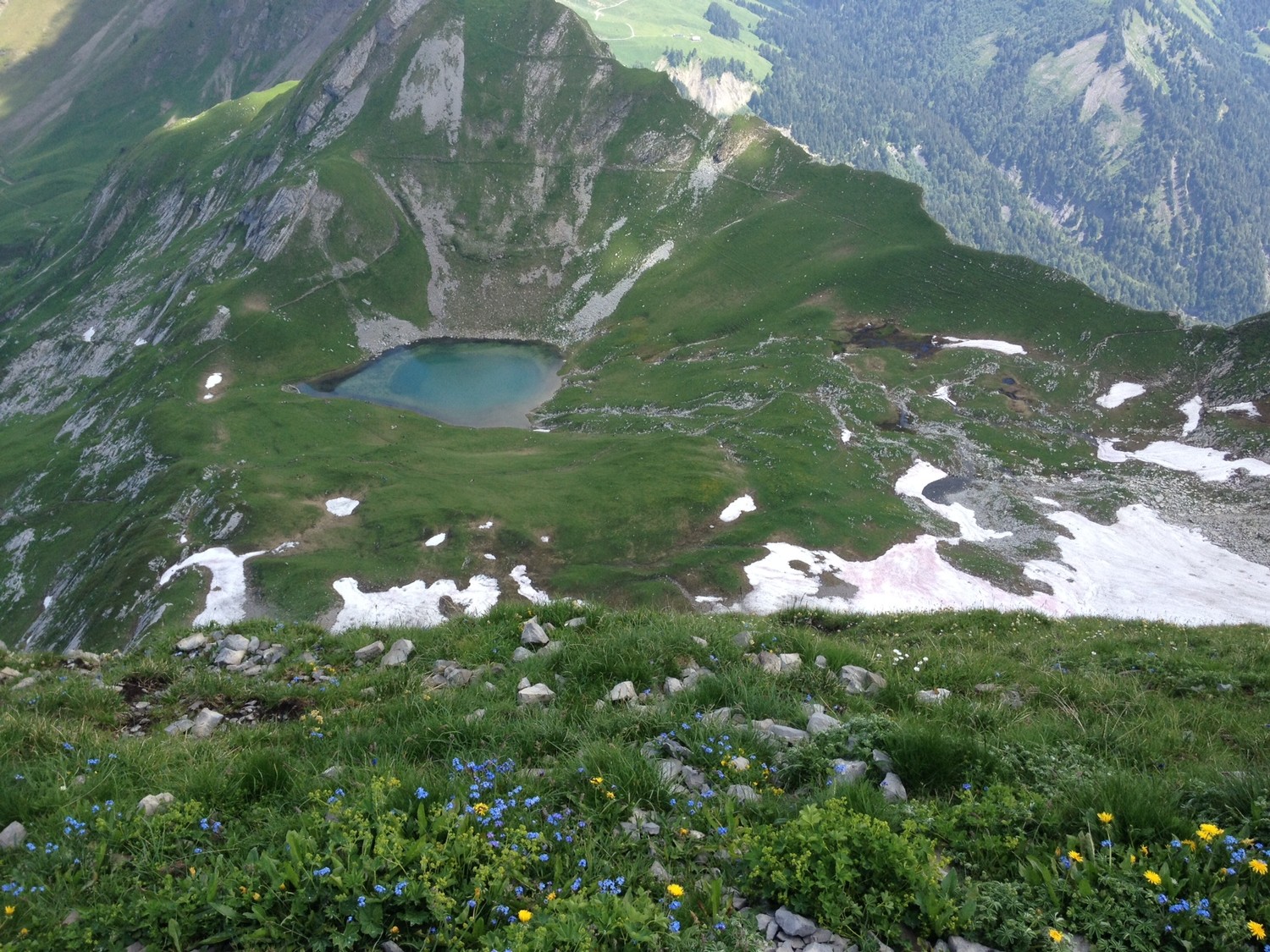 Le lac en contrebas