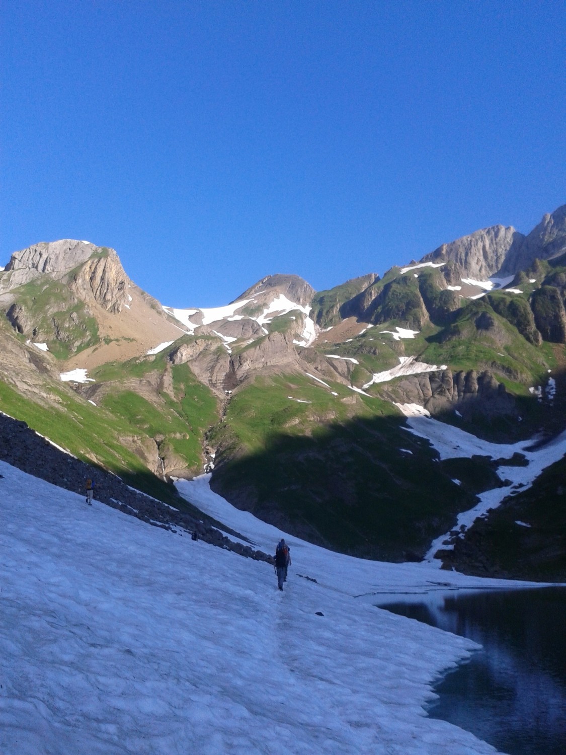 Lac de Vogealle; au centre, Dent au Taureau