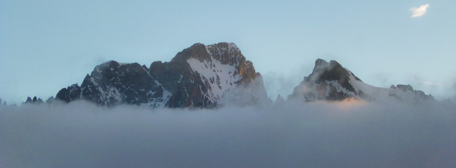 Dôme et Barre émergeant au dessus des nuages