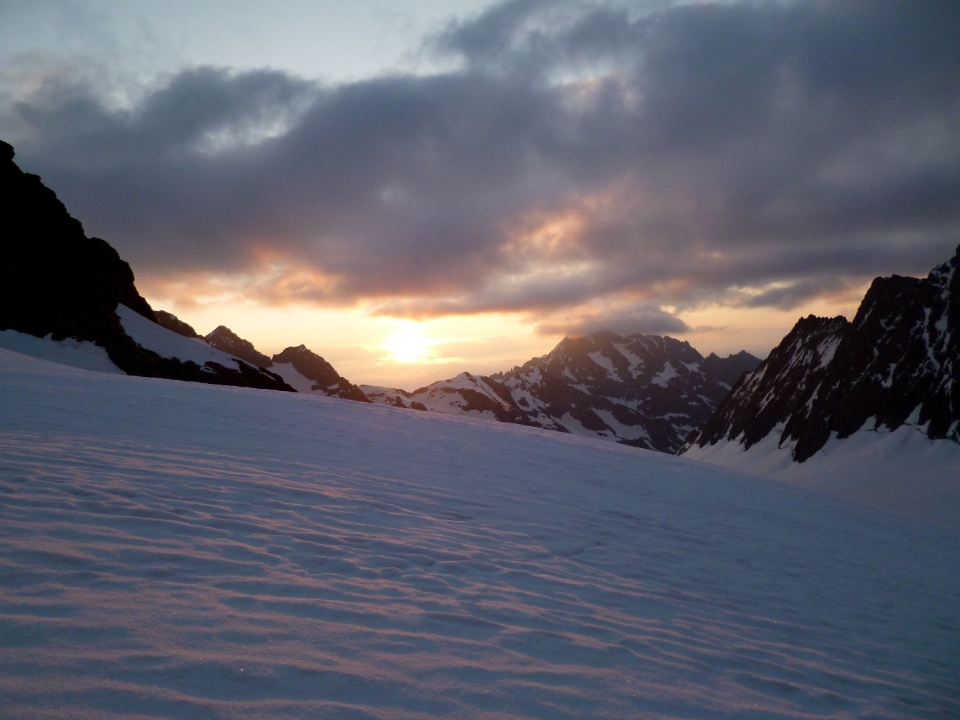 lever de soleil sur le glacier blanc