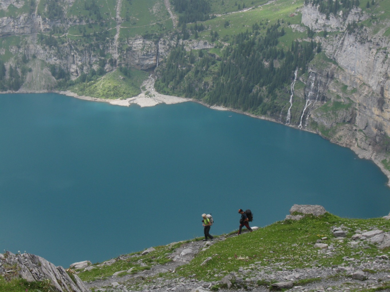 salita alla fruendenhuette con l'Oschinensee sullo sfondo
