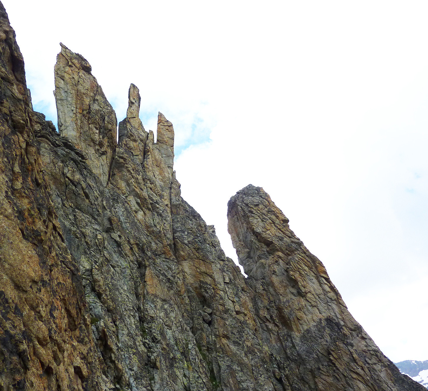 Sommet du pilier E à droite, suite de l'arête à gauche...