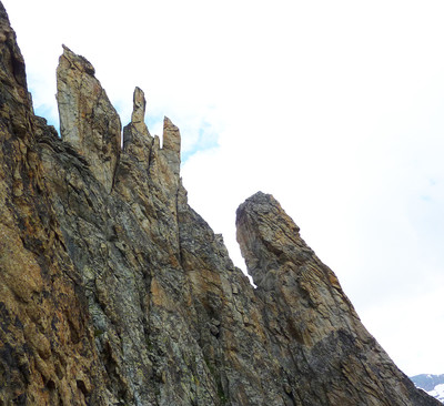 Sommet du pilier E à droite, suite de l'arête à gauche... Sommet du pilier E à droite, suite de l'arête à gauche...