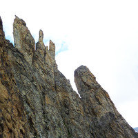 Sommet du pilier E à droite, suite de l'arête à gauche...
