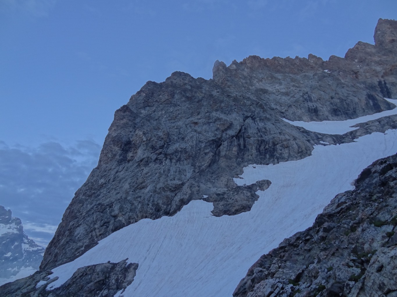 Peu avant l'attaque : le pilier et sa tâche noirâtre, et l'arête jusqu'à sa première section horizontale