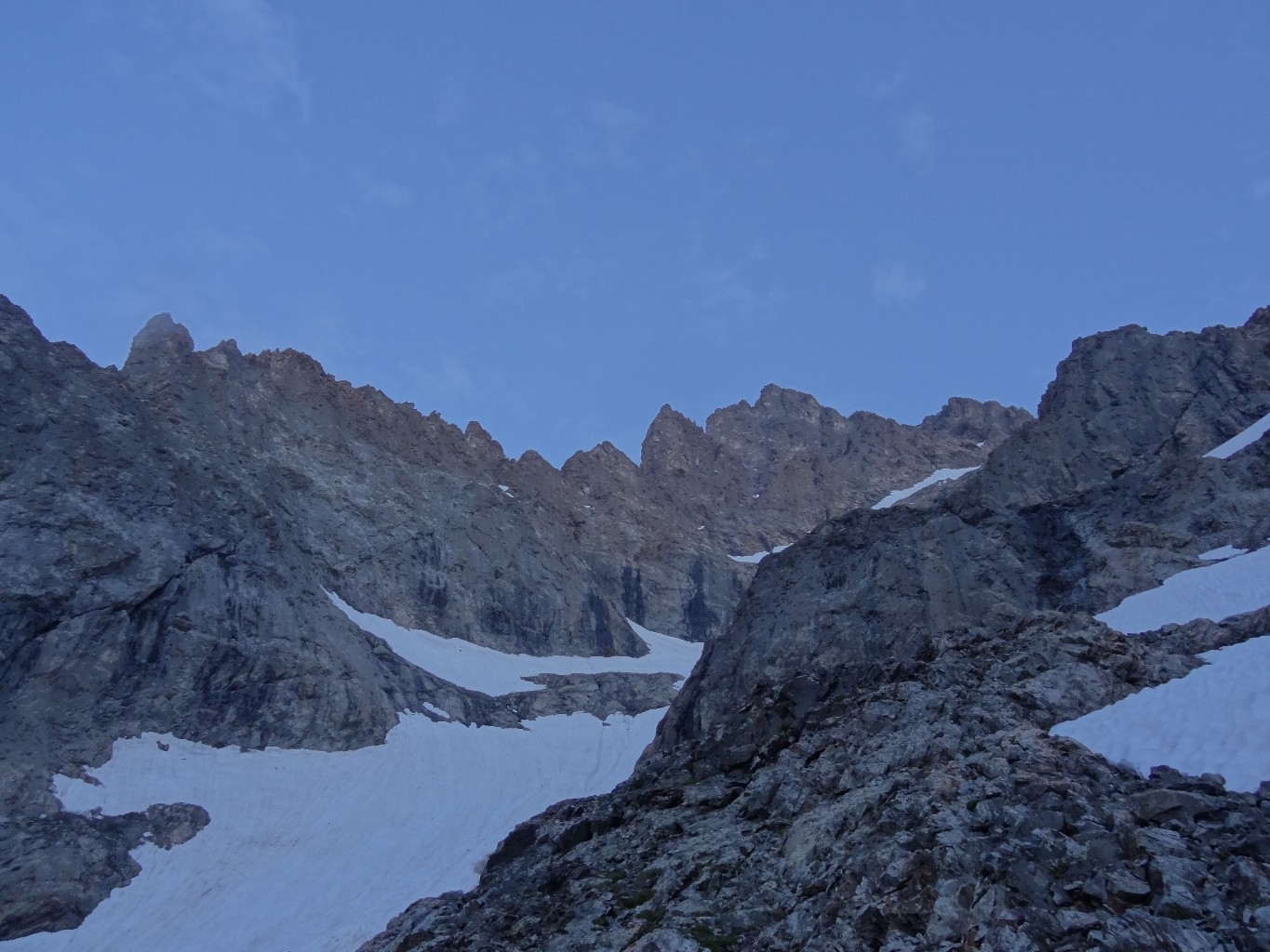 La suite de l'arête : le premier ressaut central est le plus haut et le plus raide. On aperçoit ensuite le dernier gendarme et le couloir de descente