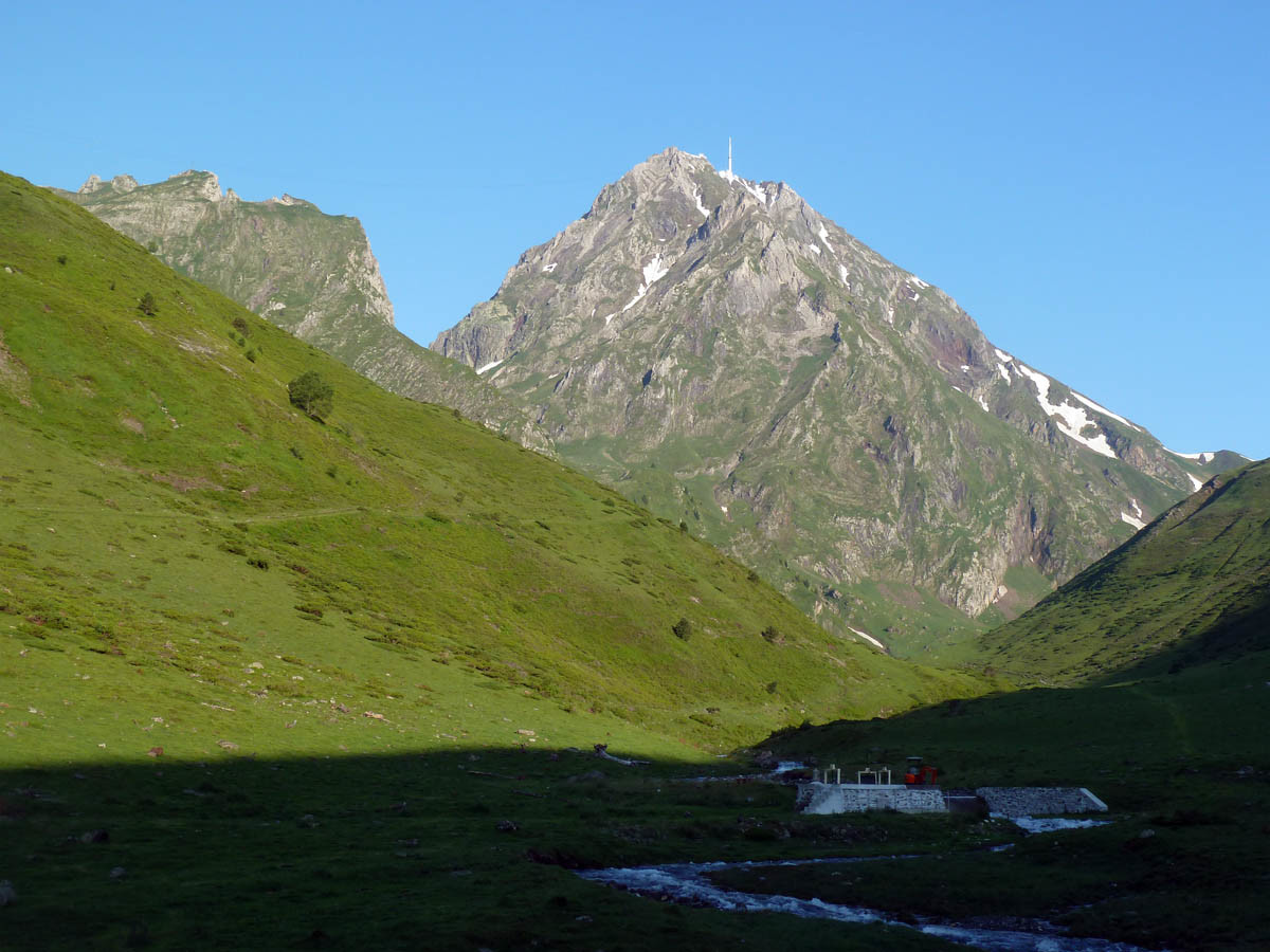 Le pic du Midi, avec la silhouette du pic de la Picarde à gauche