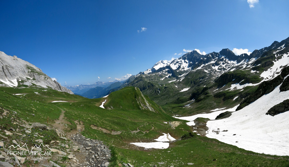 Sous le col du bonhomme