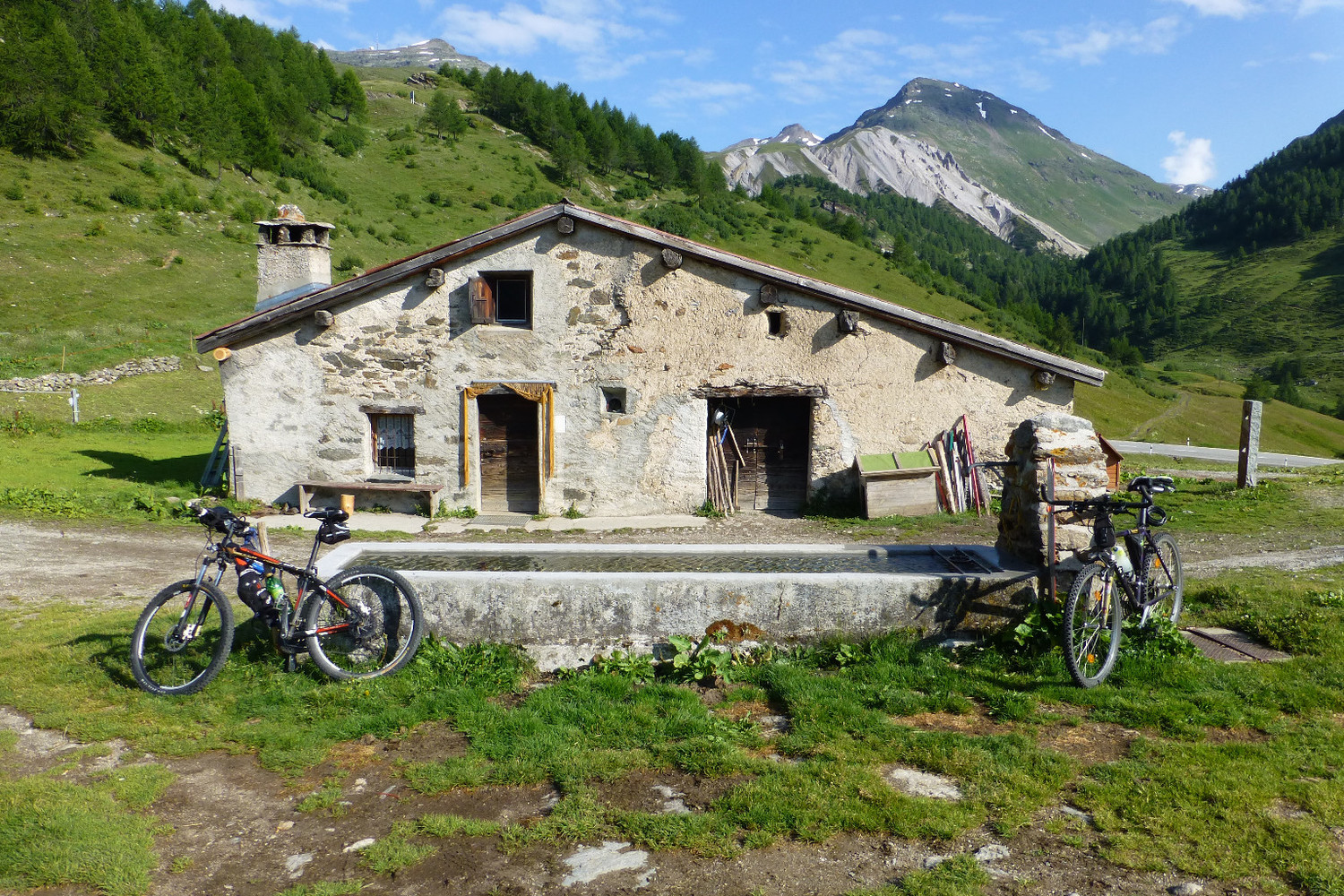 L'unica fontana che ho visto salendo da Sfazù al Passo del Bernina