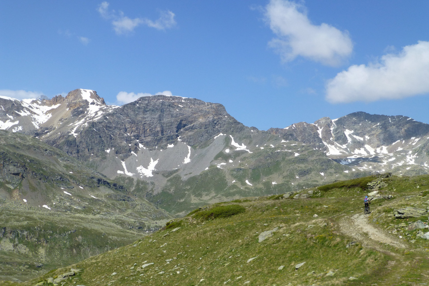 sui 2400m si piega a sx su questa mulattiera