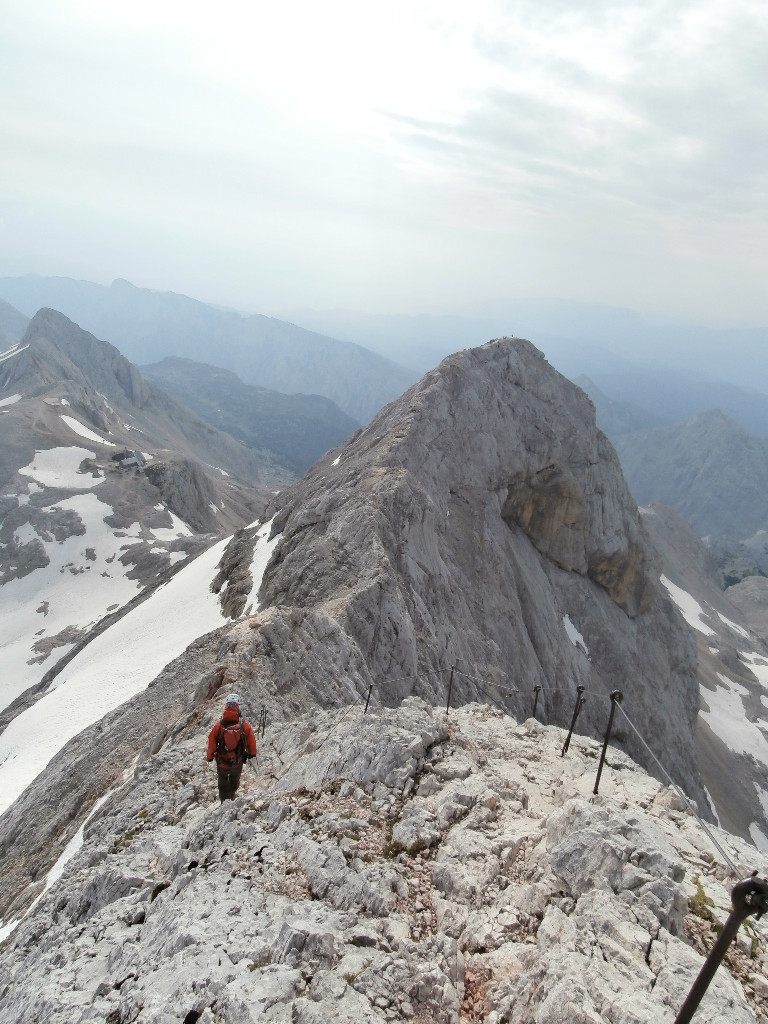 l'accés (trés) bien protégé en mode viaferrata facile