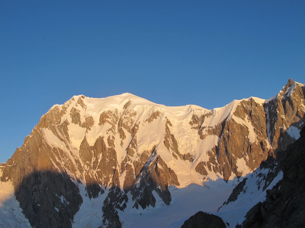 enfin on découvre le Mont-Blanc mais un peu trop tard pour les premières couleurs